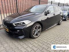 BMW 1-serie - 118i Executive | Achterbank in delen neerklapbaar | Achteruitrijcamera | Alarm klasse 3