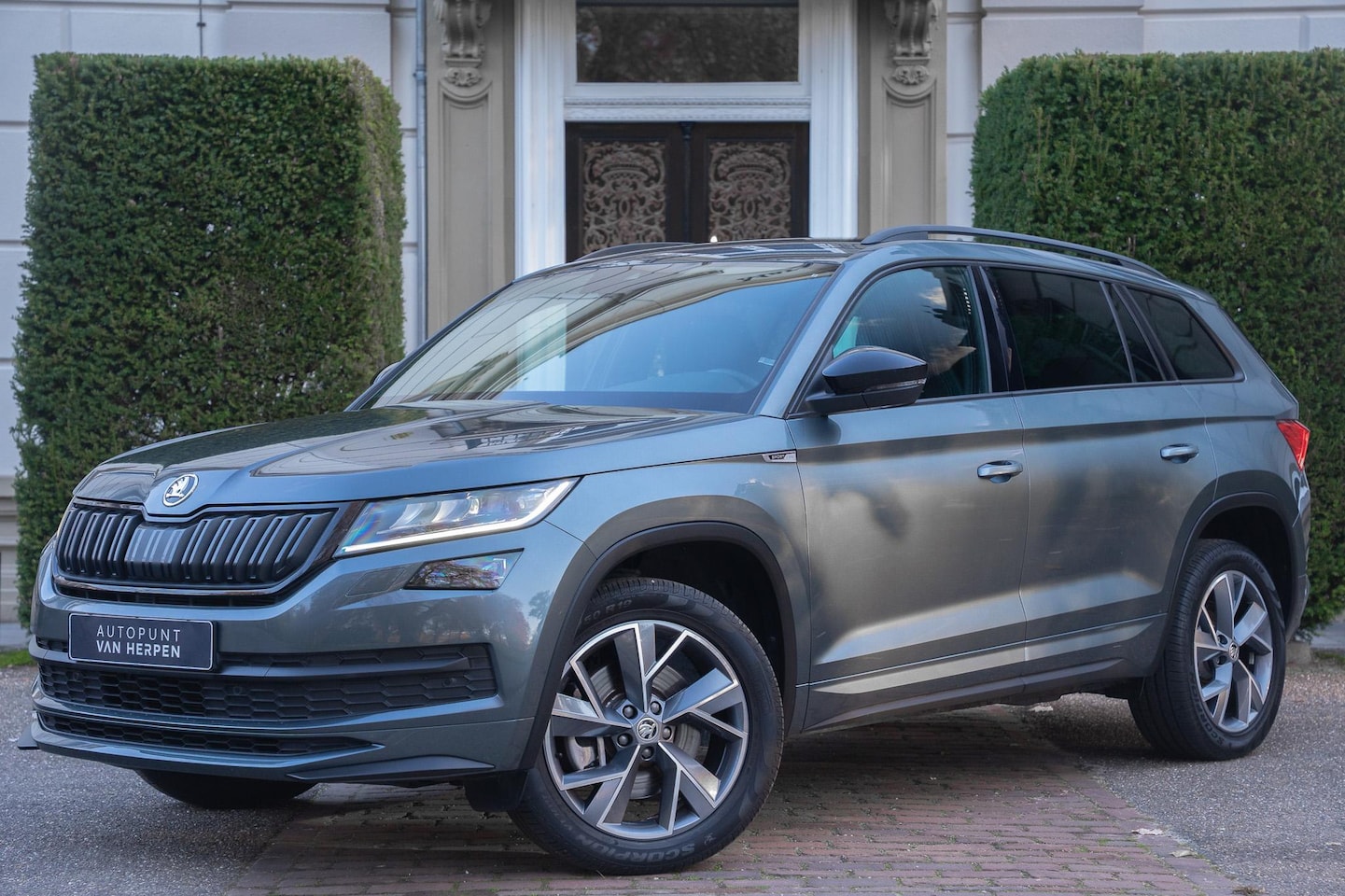 Skoda Kodiaq - 2.0 TSI 4x4 Sportline TREKHAAK | ADAPTIVE | CAMERA | DCC | RS STOELEN - AutoWereld.nl
