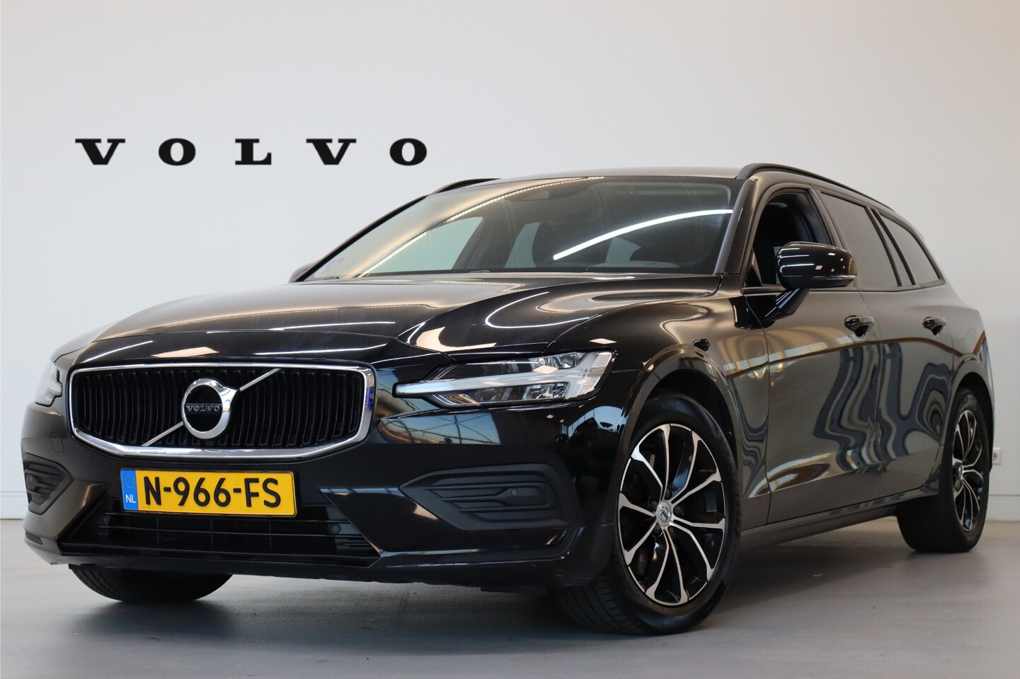 Volvo V60 - B3 163PK Momentum Advantage | Adap Cruise | Blis | Camera | Park Assist | Carplay&Android - AutoWereld.nl