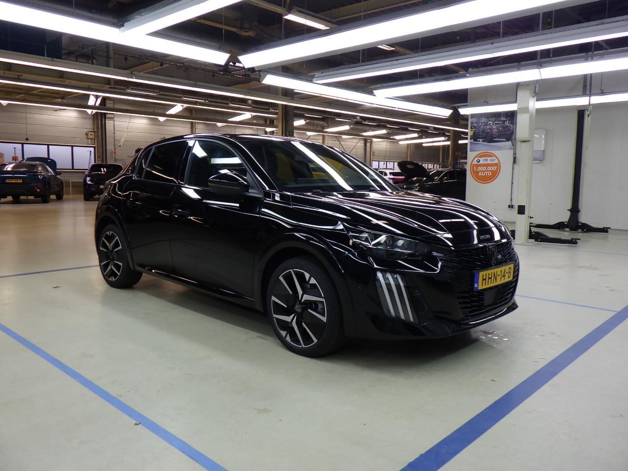 Peugeot 208 - 1.2 Hybrid 145 e-DCS6 GT | Achterbank in delen neerklapbaar | Achteruitrijcamera | Apple C - AutoWereld.nl