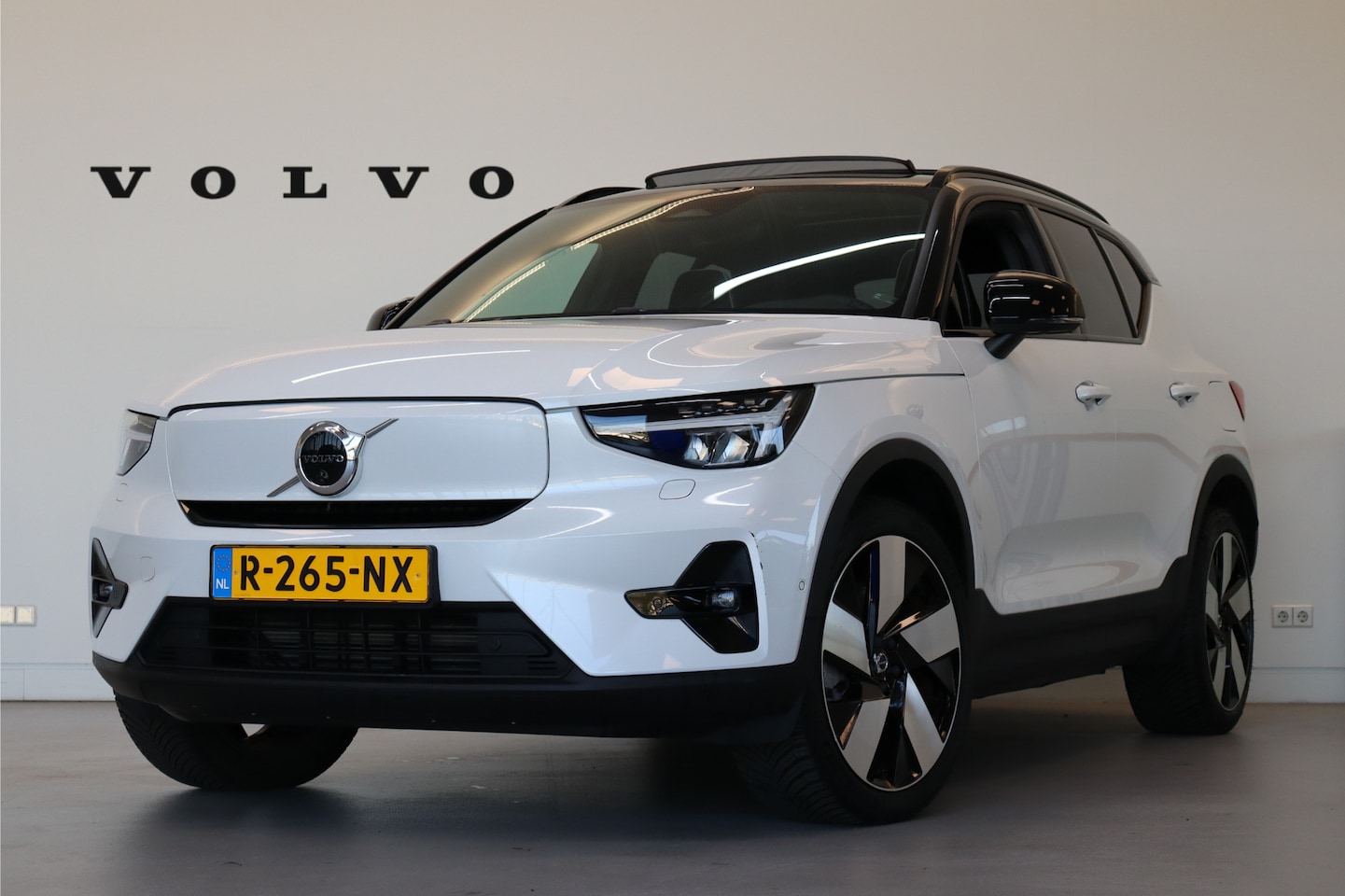 Volvo XC40 - Twin Motor 408PK AWD Ultimate 78 kWh | 20" | 360° camera | Pano-dak | Nubuck | Privacy gla - AutoWereld.nl