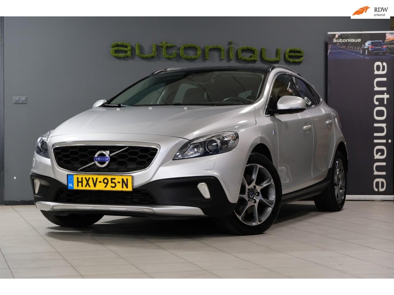 Volvo V40 Cross Country - 1.6 T4 Ocean Race *PANORAMADAK* Leder/Navi/Camera/Stoelverw/Elektrische Stoel - AutoWereld.nl