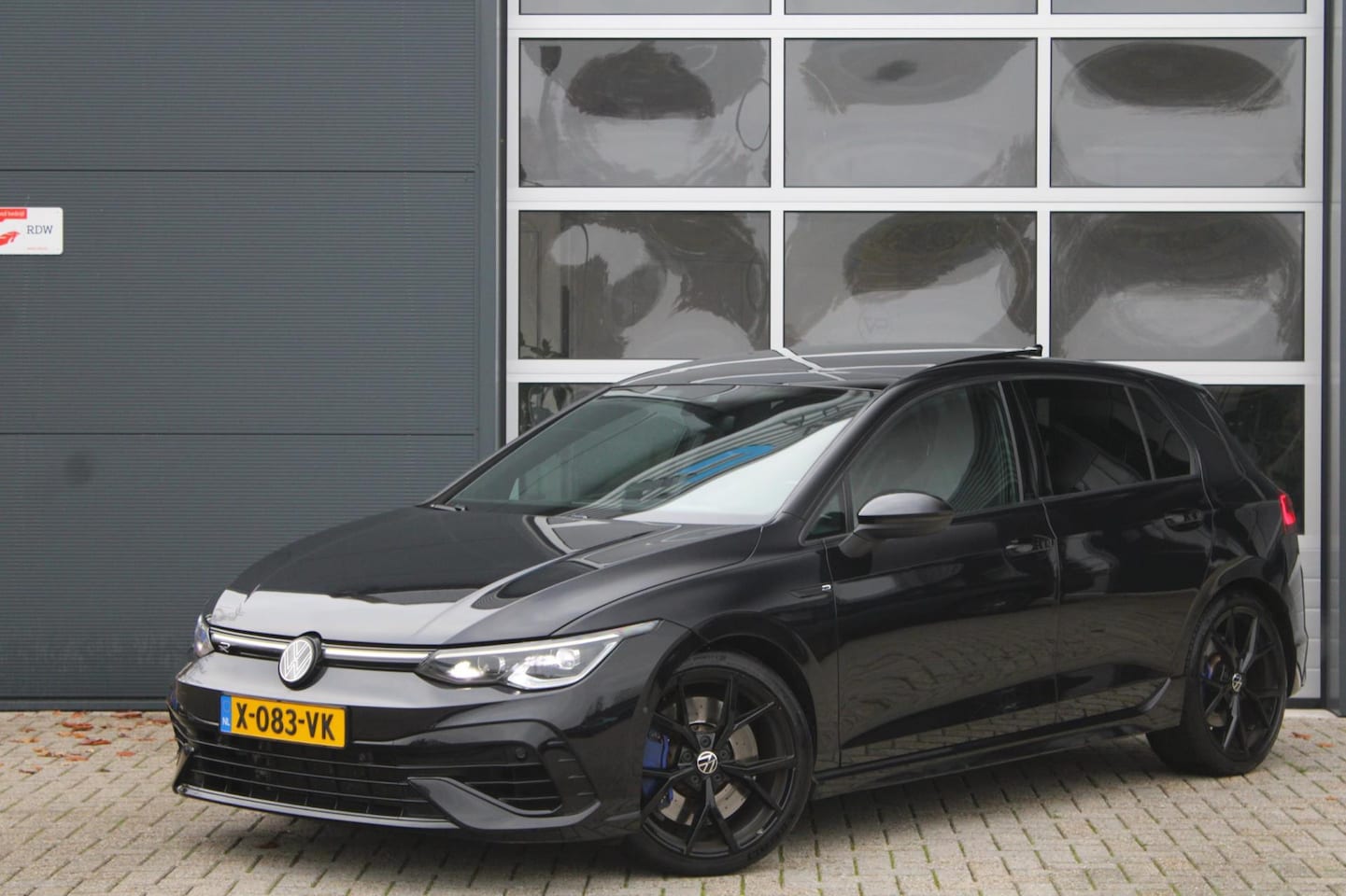 Volkswagen Golf - 2.0 TSI R 320pk 4Motion | Pano | IQ Lights | Carplay - AutoWereld.nl
