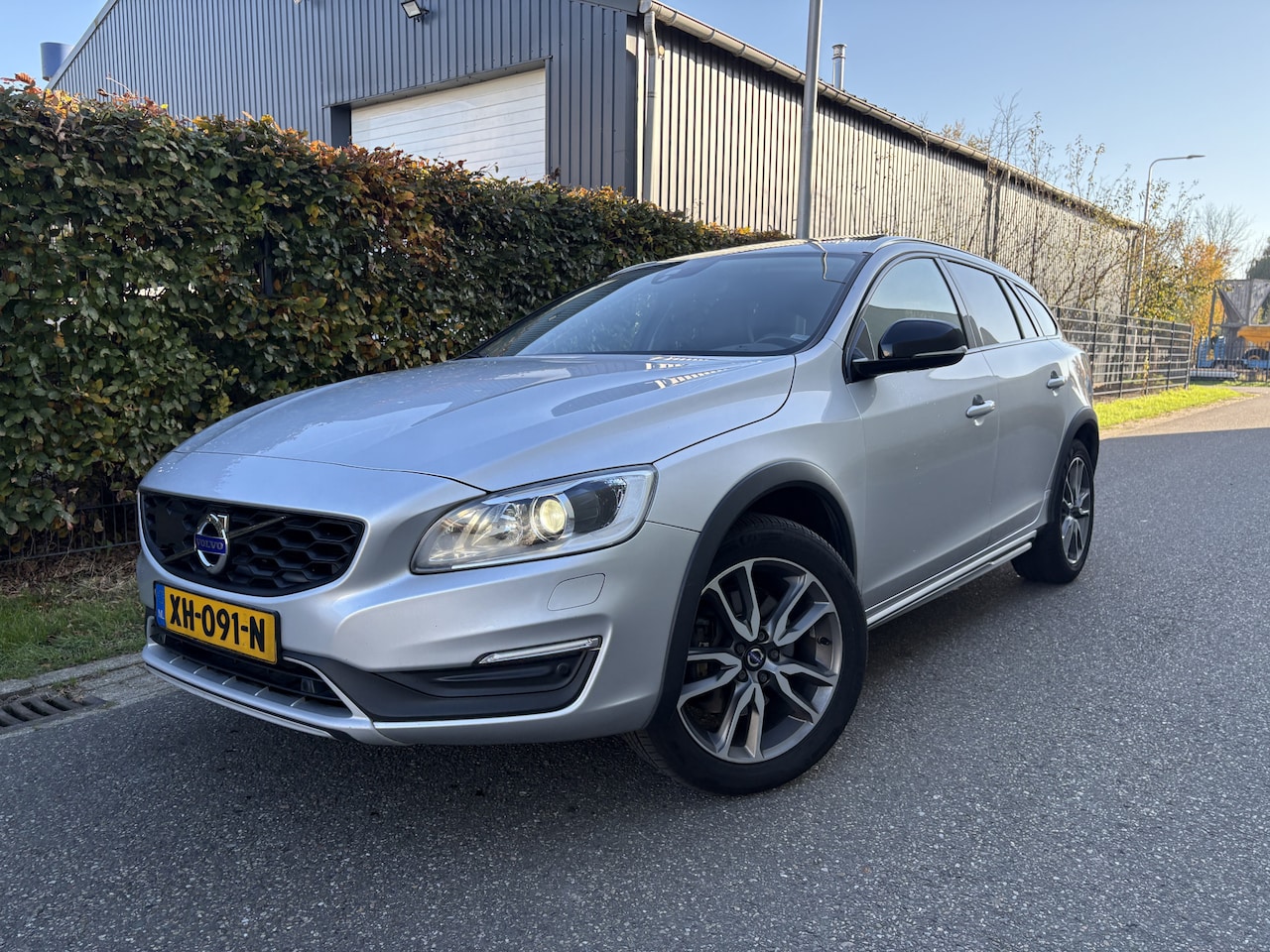 Volvo V60 Cross Country - 2.0 D4 Polar+ / AUTOMAAT / LEER / MEMORY / SCHUIFDAK / NAVI - AutoWereld.nl