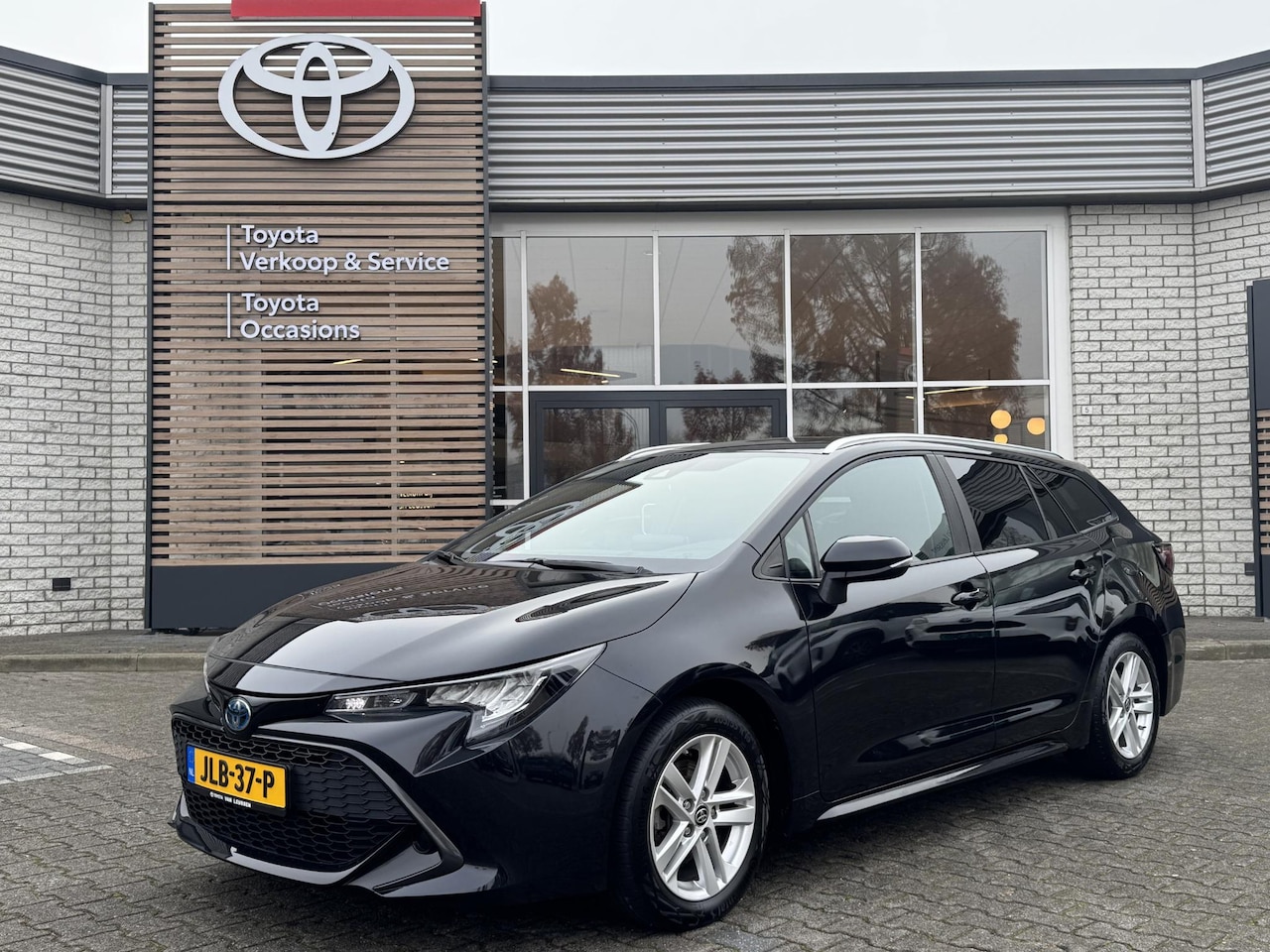 Toyota Corolla Touring Sports - 1.8 HYBRID TREKHAAK STOEL/STUURVERW EL-ACHTERKLEP 16'' LM-VELGEN LED KEYLESS HEAD-UP - AutoWereld.nl