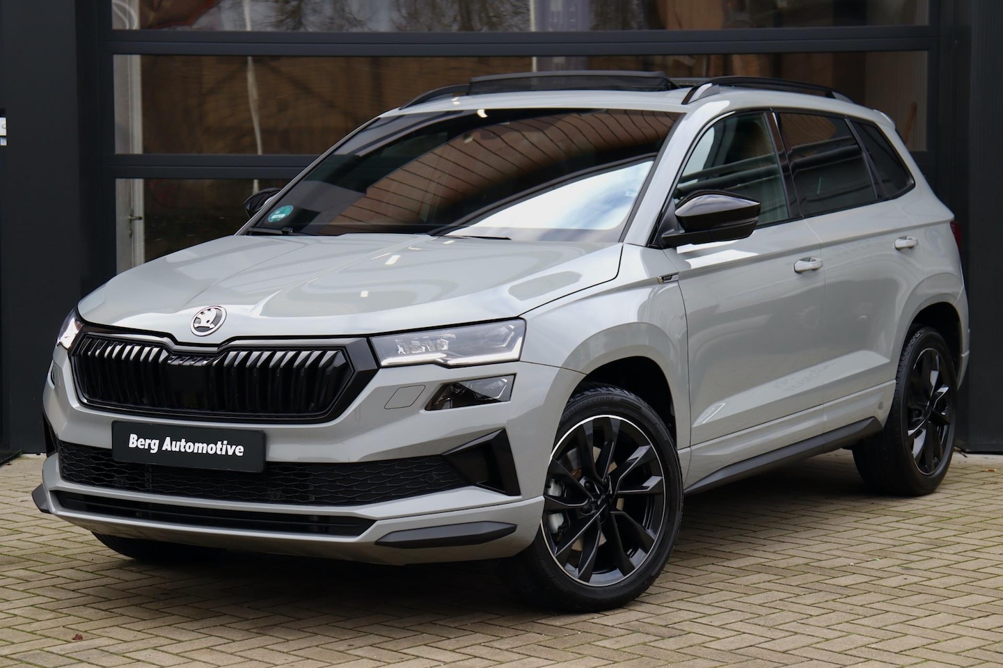 Skoda Karoq - 1.5 TSI ACT Sportline Business DSG | Panorama | Trekhaak | Dealer Onderhouden | 1e Eigenaa - AutoWereld.nl