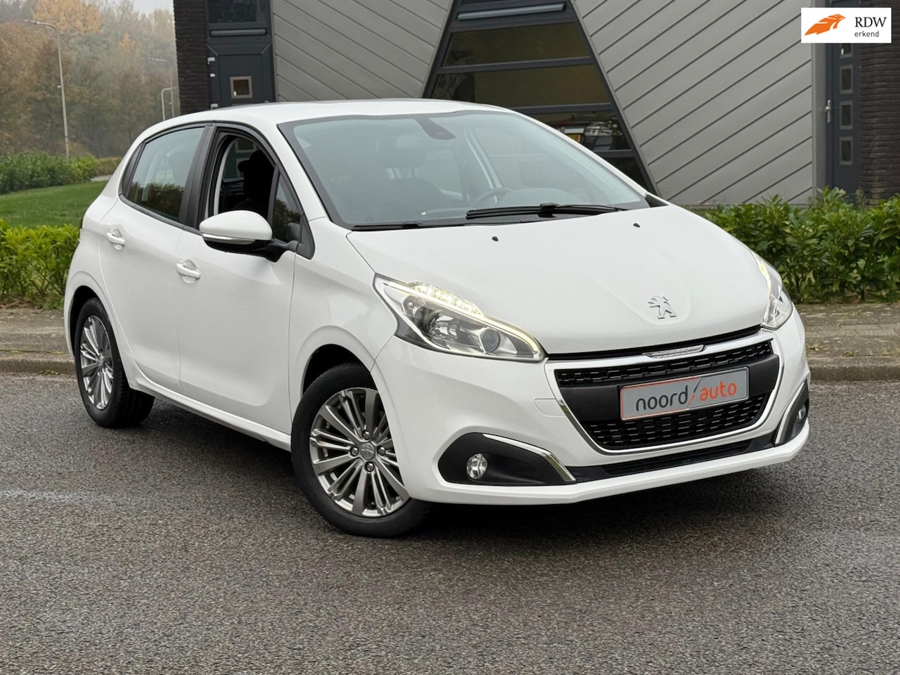Peugeot 208 - 1.2 PureTech Signature | Airco | Cruise | - AutoWereld.nl