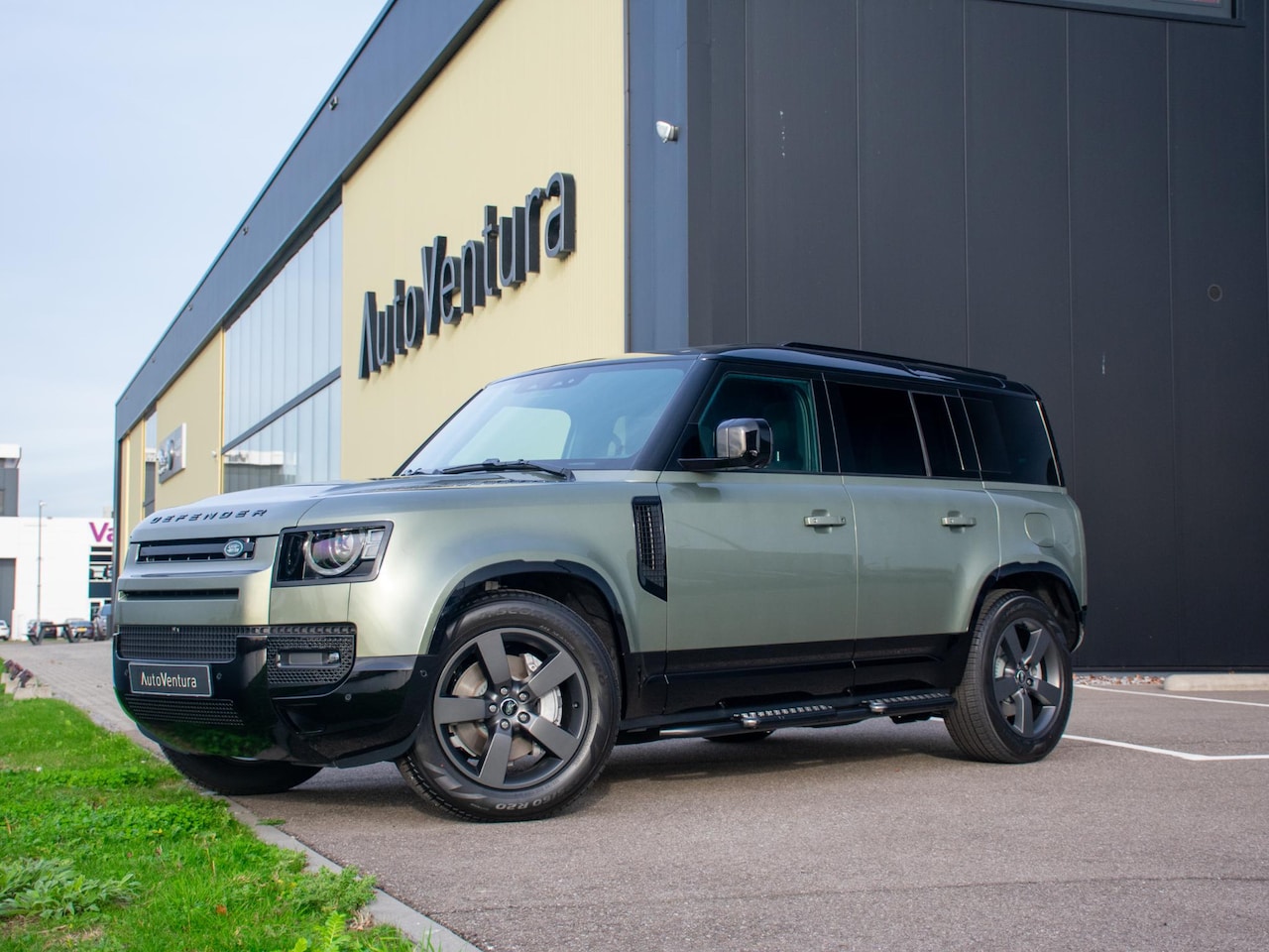 Land Rover Defender 110 - 2.0 P300e 110 X-Dynamic SE Trekhaak l Schuif- /kantel Pano l LED l Adapt. Cruise l Black P - AutoWereld.nl