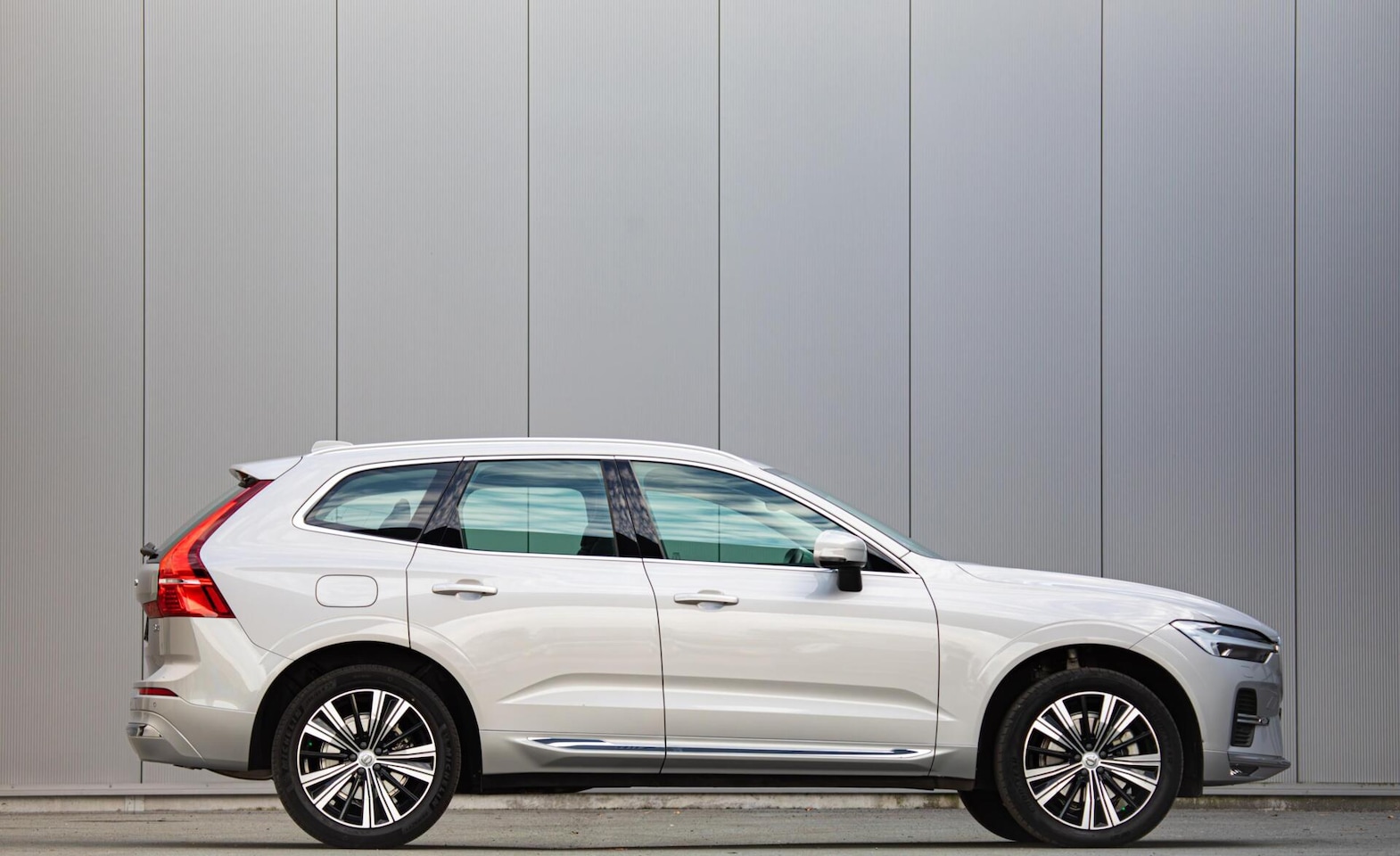 Volvo XC60 - 2.0 B4 Inscription Panorama|Head-Up|Leder|Trekhaak - AutoWereld.nl
