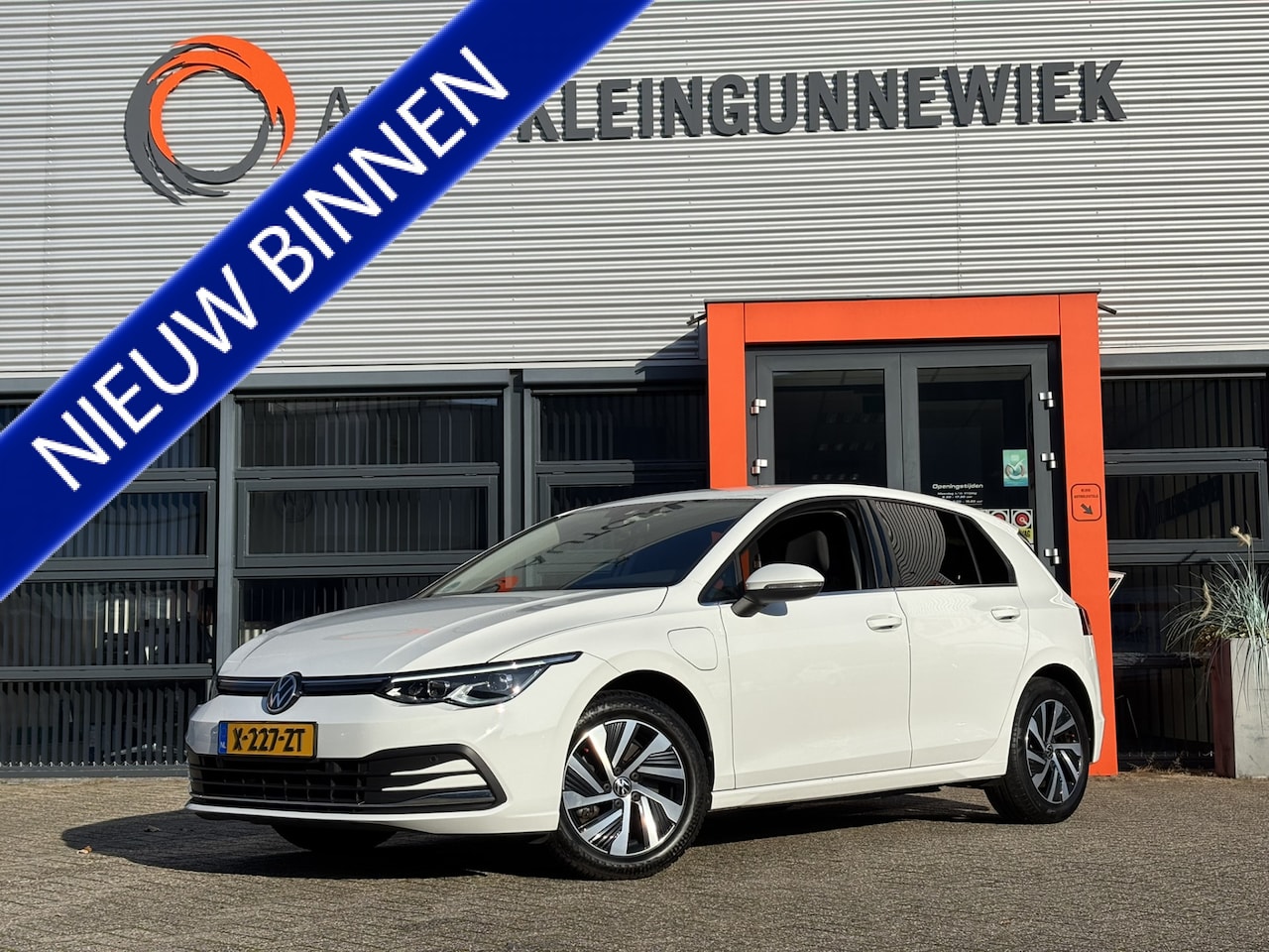 Volkswagen Golf - 1.4 eHybrid Style / Trekhaak/ Allseasonbanden / Egonomische Stoelen / Stoelverwarming - AutoWereld.nl