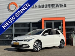 Volkswagen Golf - 1.4 eHybrid Style / Trekhaak/ Allseasonbanden / Egonomische Stoelen / Stoelverwarming