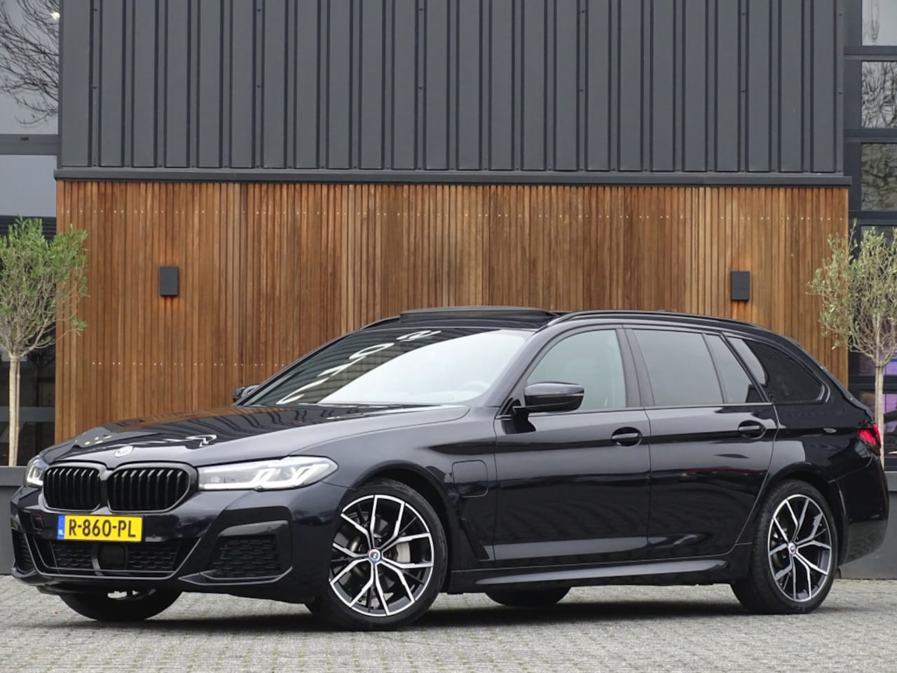 BMW 5-serie Touring - 530e 292PK M-Sport Individual / laser *NAP* - AutoWereld.nl