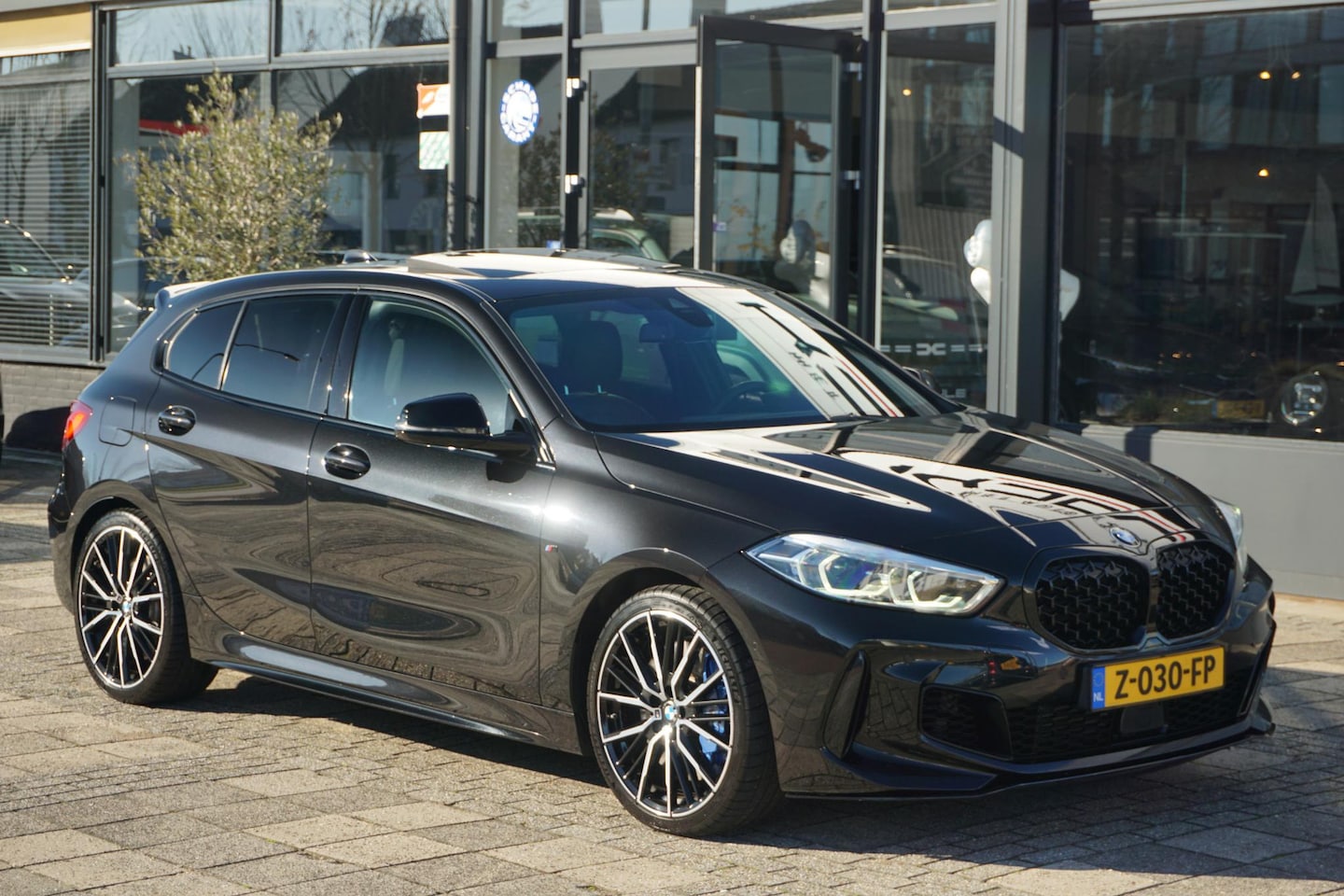 BMW 1-serie - M135i xDrive High Executive | ACC | PANO | H&K | elct. stoelen - AutoWereld.nl