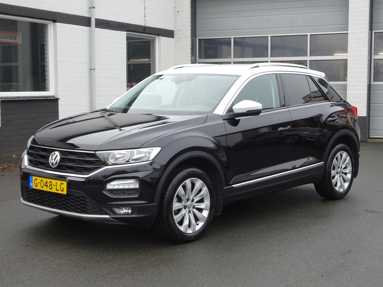 Volkswagen T-Roc - 1.5 TSI Style Business Navigatie, carplay, trekhaak, licht metalen velgen, parkeersensoren - AutoWereld.nl