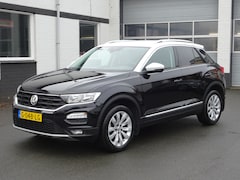 Volkswagen T-Roc - 1.5 TSI Style Business Navigatie, carplay, trekhaak, licht metalen velgen, parkeersensoren