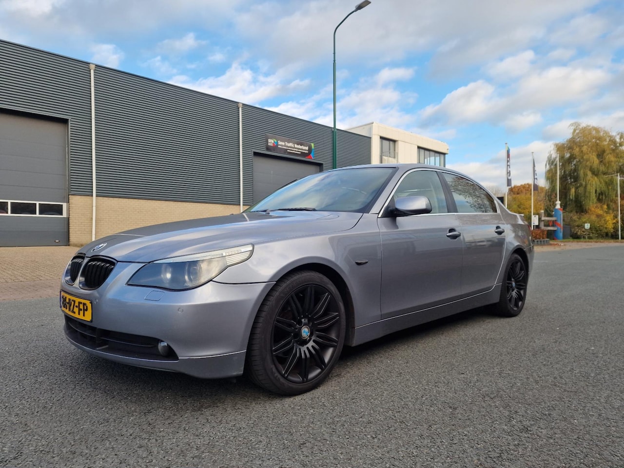 BMW 5-serie - 523i High Executive AUT NAVI PSENSOR LEDER CRUISE 2 X SLEUTELS - AutoWereld.nl