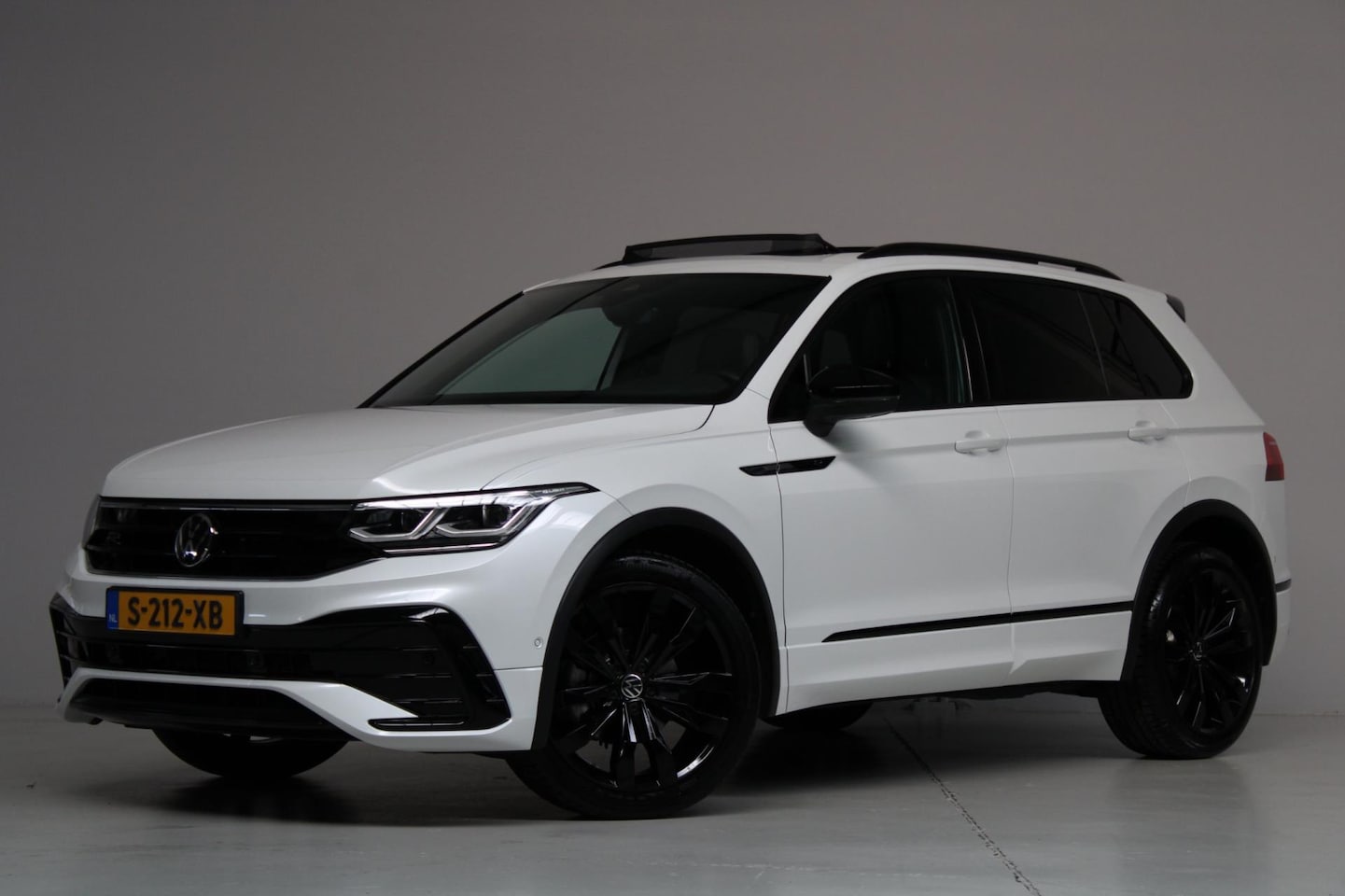 Volkswagen Tiguan - 1.5 TSI R-Line Black Style | panoramadak | camera | adap. cruise | dodehoek detectie | NL - AutoWereld.nl