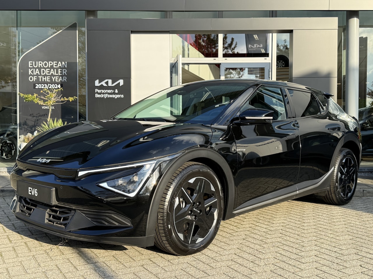 Kia EV6 - Light Edition 63 kWh Direct uit voorraad leverbaar met 17% bijtelling | Info Bas: 0492-588 - AutoWereld.nl