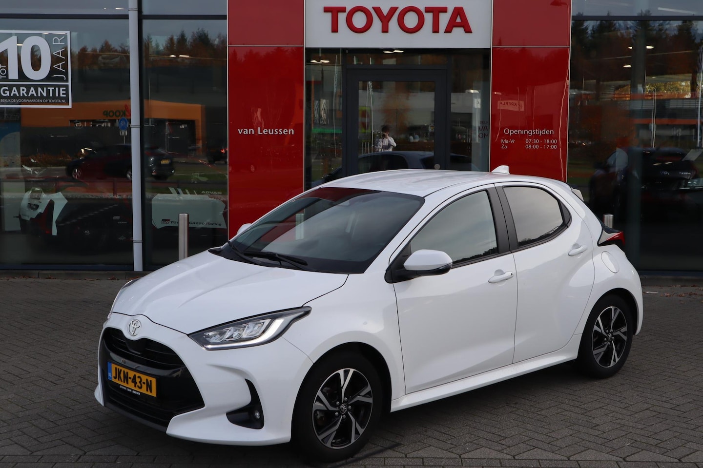 Toyota Yaris - 1.5 HYBRID DYNAMIC APPLE/ANDROID STOEL+STUURVERWARMING LM-VELGEN CAMERA AD-CRUISE - AutoWereld.nl