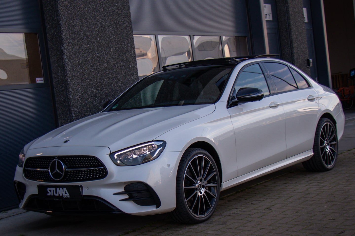 Mercedes-Benz E-klasse - 300 e 4MATIC AMG Line | E300 Hybride | Pano | Matrix LED | Burmester | Night | Keyless | A - AutoWereld.nl