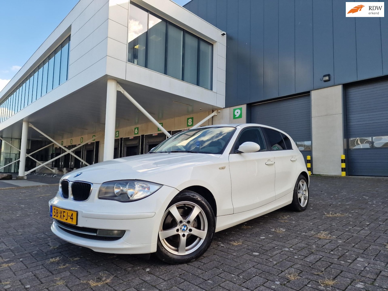 BMW 1-serie - 116i Introduction NAVI PSENSOR CARPLAY CRUISE 2 X SLEUTELS - AutoWereld.nl