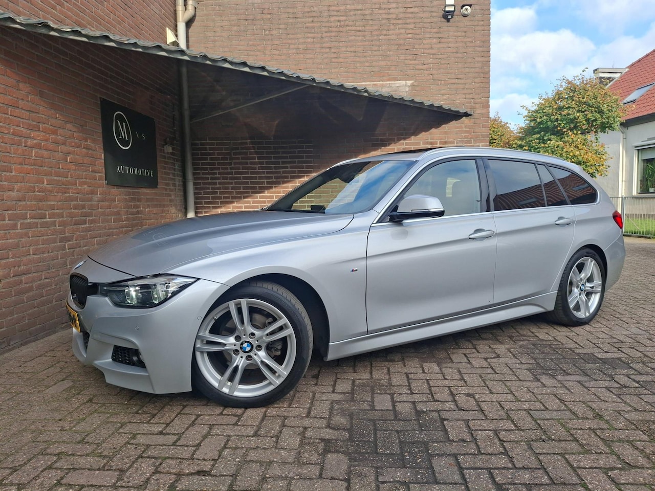 BMW 3-serie Touring - 318i M Sport Edition Panoramadak / Apple Carplay / Trekhaak / Led Verlichting / Achteruitr - AutoWereld.nl
