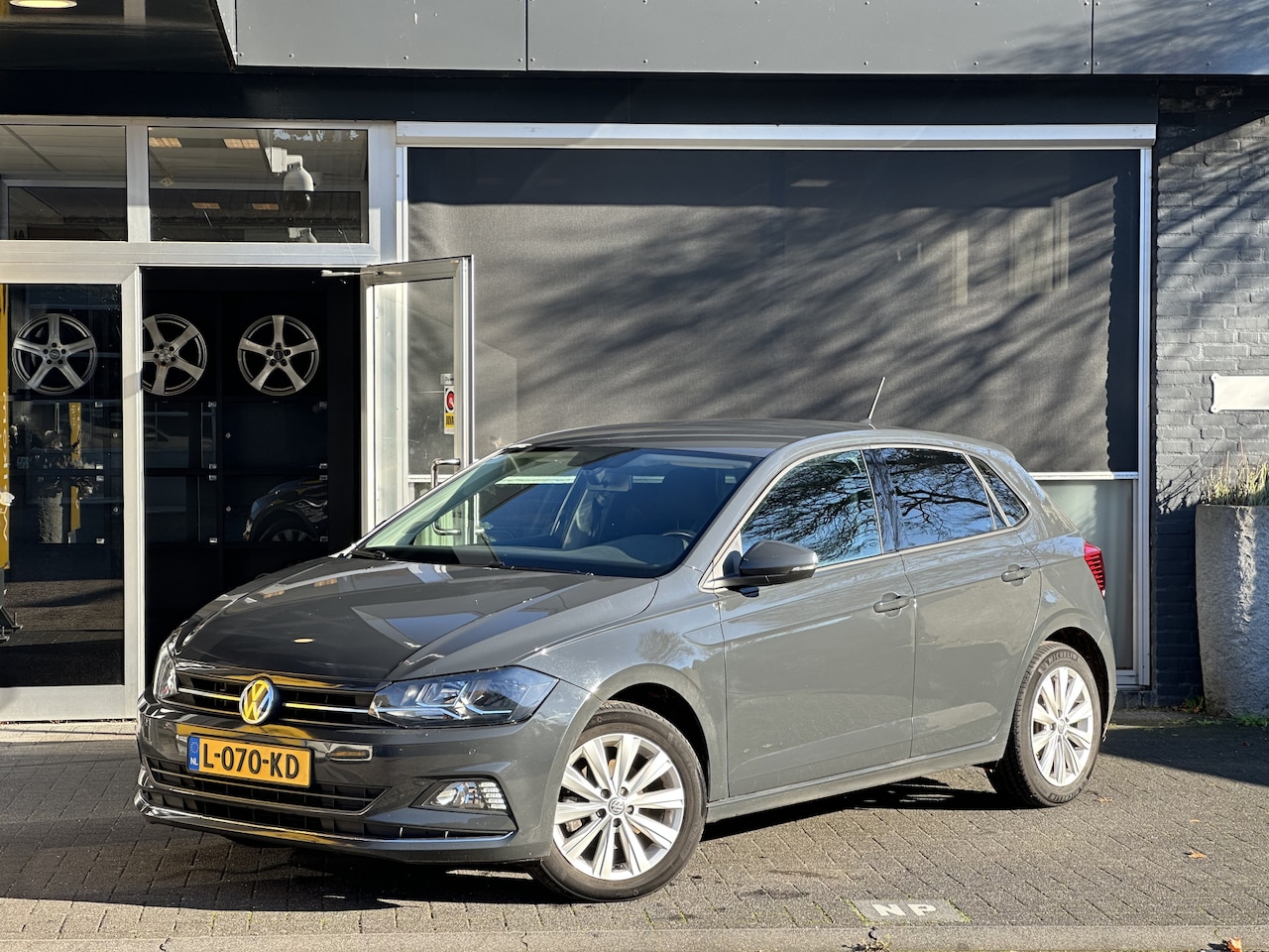 Volkswagen Polo - 1.5 TSI Highline AUTOMAAT / CLIMA / CRUISE / STOELVERWARMING - AutoWereld.nl