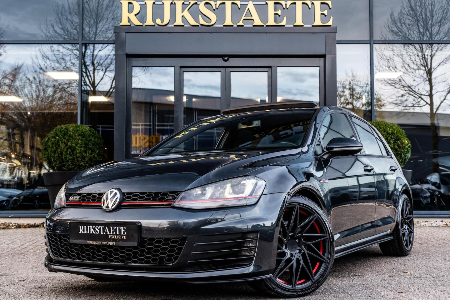 Volkswagen Golf - 2.0 TSI GTI|PANO|19''|LED|LEDER|KEYLESS - AutoWereld.nl
