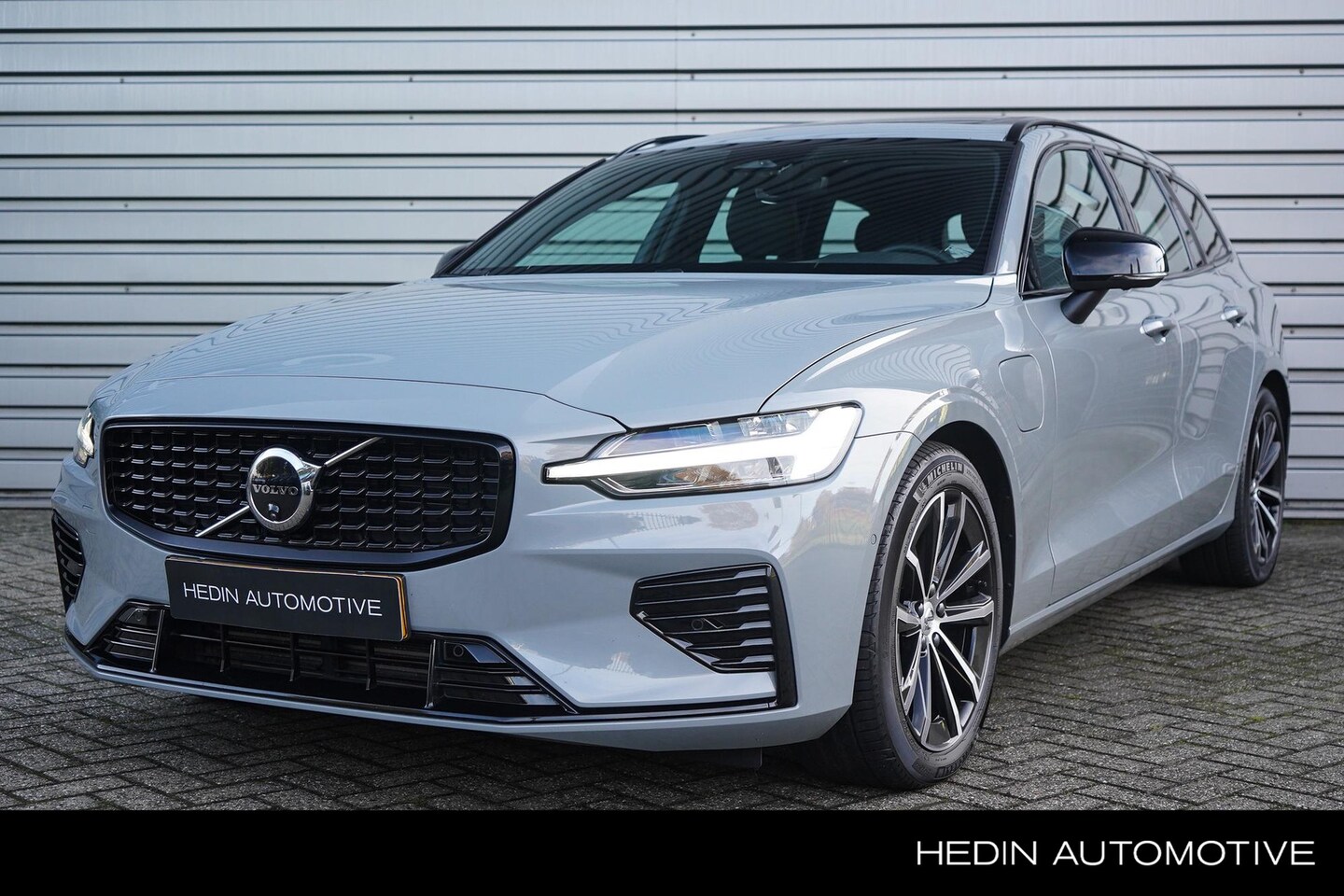 Volvo V60 - 2.0 T6 Plug-in hybrid AWD Plus Dark Panoramadak | Harman/Kardon | Semi Elek Trekhaak | 360 - AutoWereld.nl