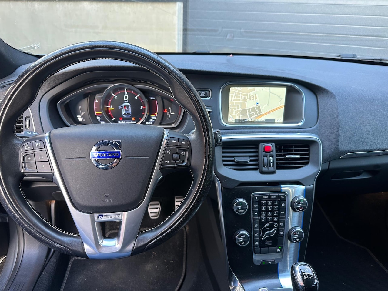 Volvo V40 - 2.0 D2 R-Design Business 2.0 D2 R-Design Business - AutoWereld.nl