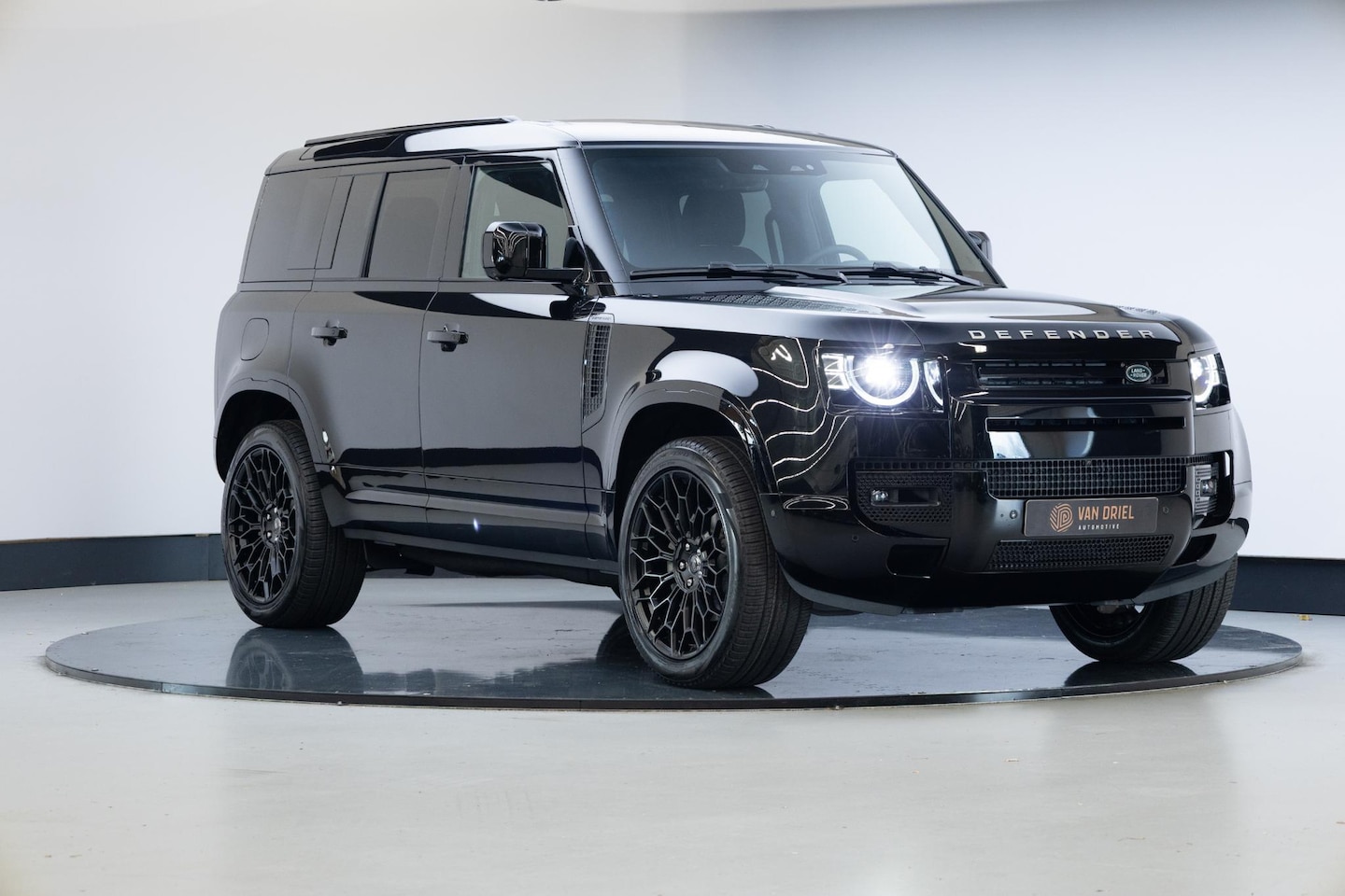 Land Rover Defender 110 - 2.0 P300e 110 - AutoWereld.nl