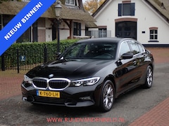 BMW 3-serie - 318i SPORTLINE VIRTUAL/DAB/CARPLAY/SFEERVERLICHTING/SPORTSTOEL