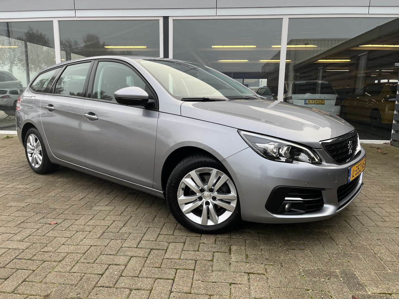 Peugeot 308 SW - 1.2 PureTech Blue Lease Active 50% deal 5.975,- ACTIE Carplay / Cruise / Clima / Navi - AutoWereld.nl
