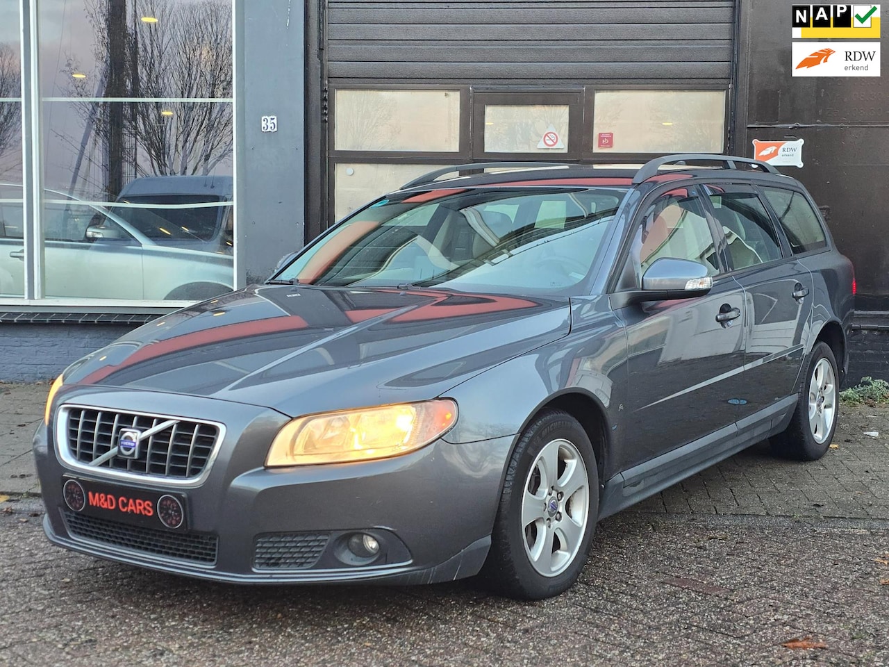 Volvo V70 - 2.4D Momentum AUTOMAAT/NAP/TREKHAAK/PDC/ CR CONTROL - AutoWereld.nl