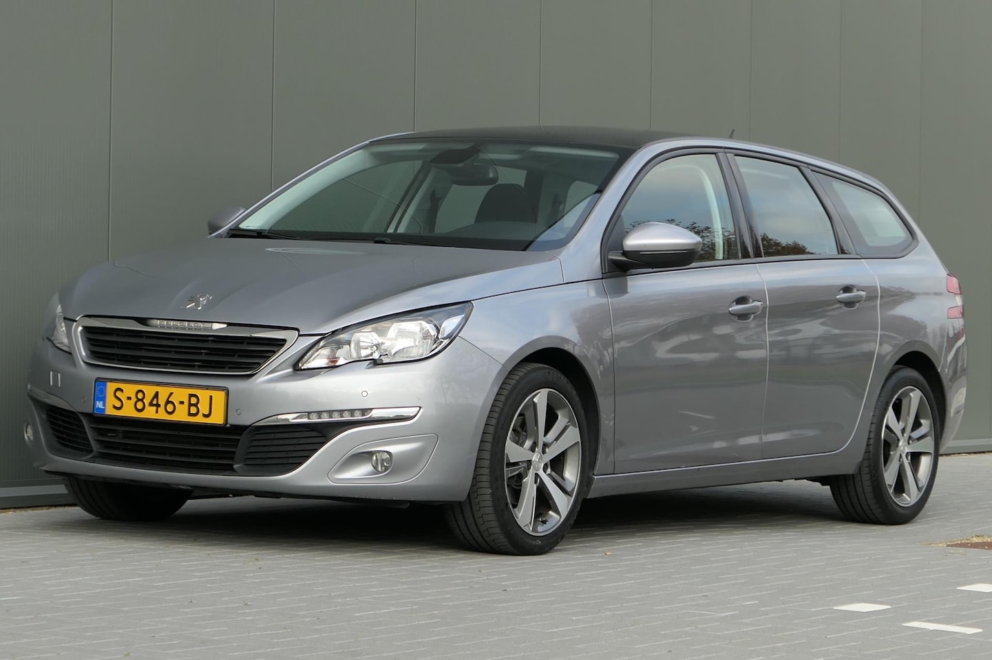 Peugeot 308 SW - 1.2 PureTech Active Panorama Navi Stoelverwarming - AutoWereld.nl