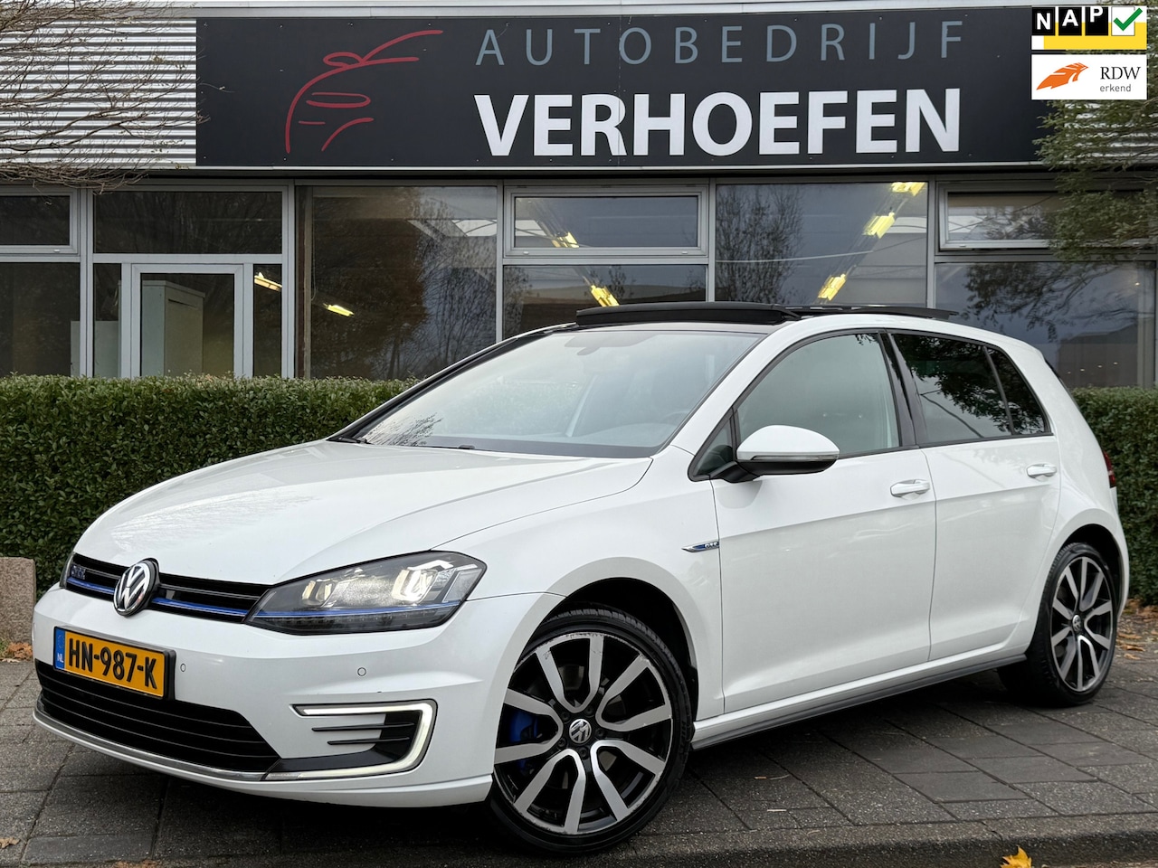 Volkswagen Golf - 1.4 TSI GTE - PANORAMADAK - APPLE CARPLAY - TREKHAAK - CRUISE / CLIMATE ! - AutoWereld.nl