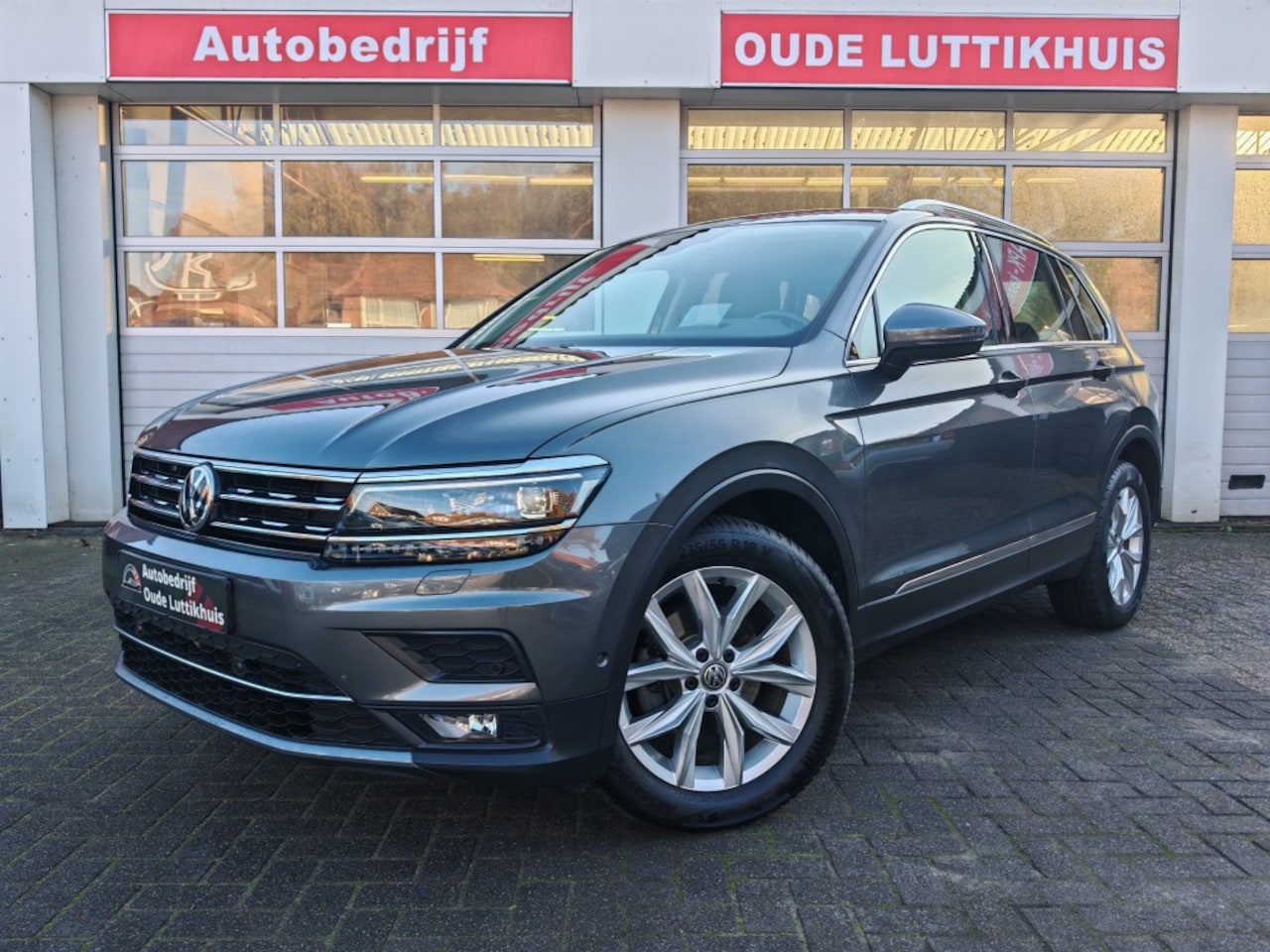 Volkswagen Tiguan - 1.4TSI 150PK DSG Highline 4Motion Full-Led Leder Camera ACC Trekhaak - AutoWereld.nl