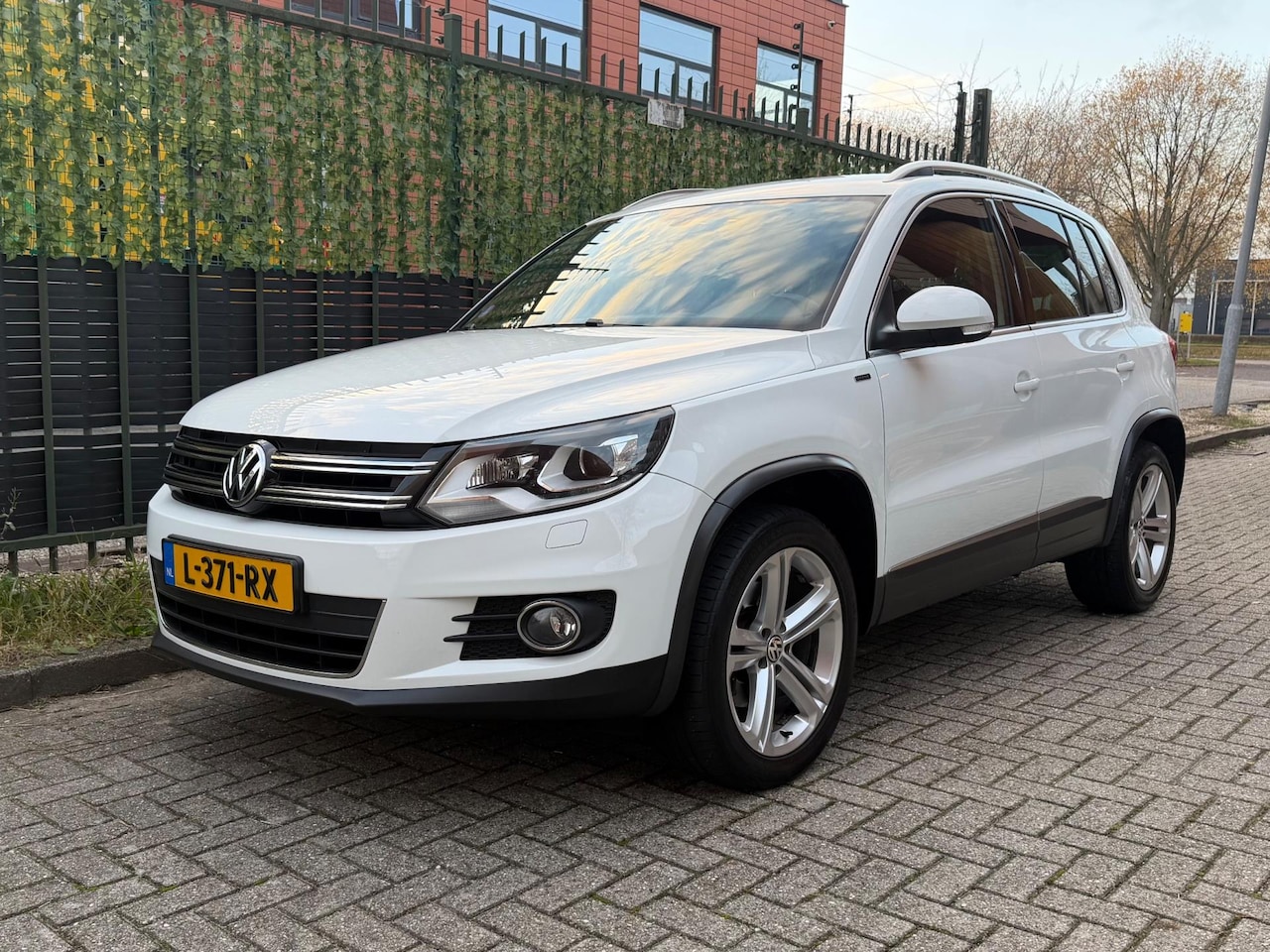 Volkswagen Tiguan - 1.4 TSI R-Line 2016 AUT|AIRCO|CAMERA|XENON - AutoWereld.nl