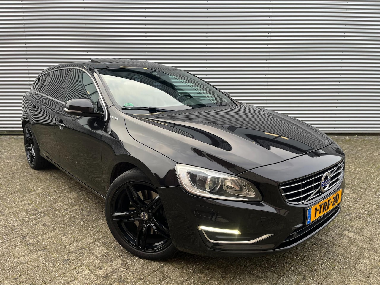 Volvo V60 - 2.4 D6 AWD Plug-In Hybrid Summum|Camera|Leder|Cruise|Stuurver|Stoelver V+A|Standkachel| - AutoWereld.nl