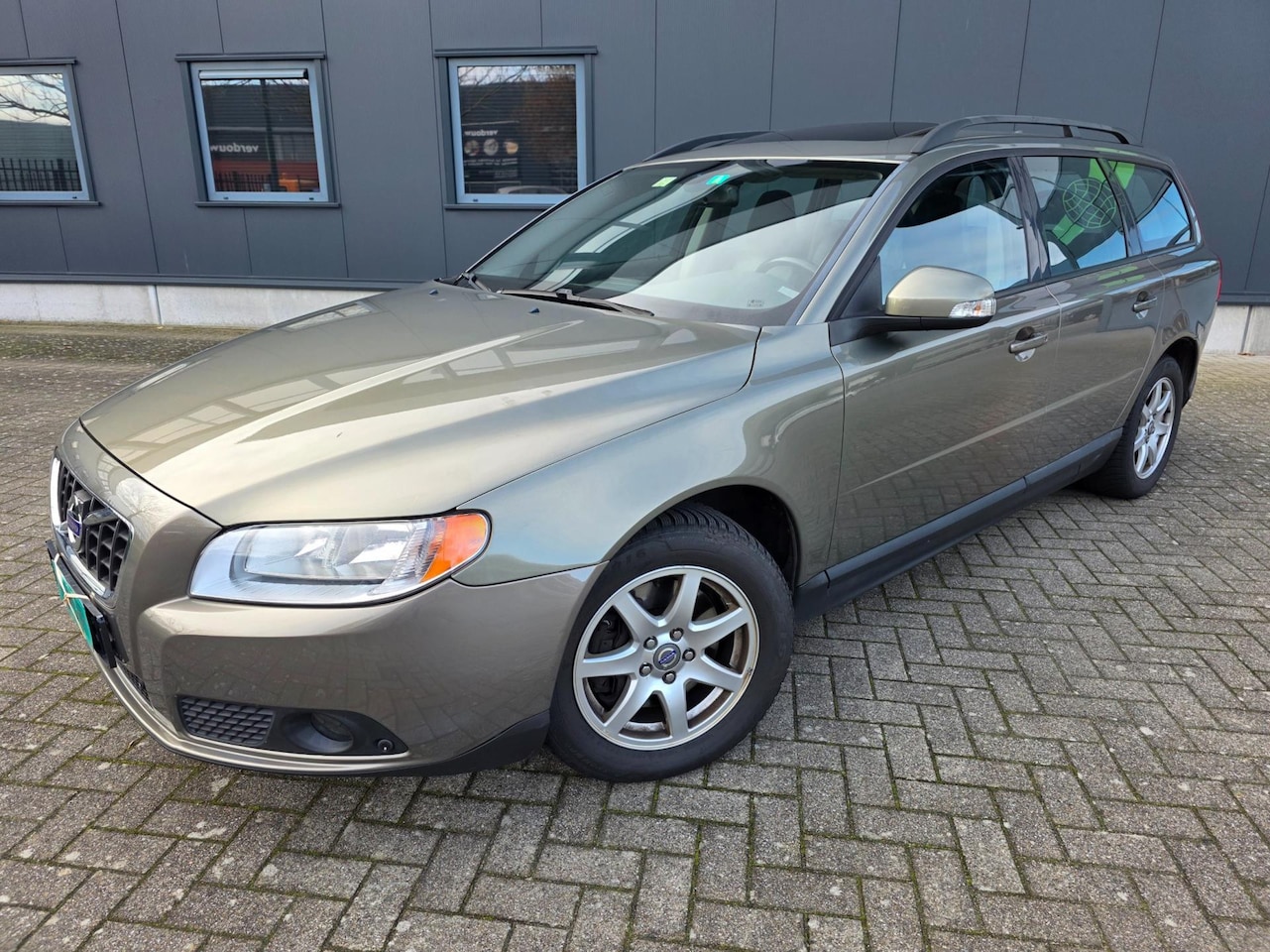 Volvo V70 - 3.2 AWD 3.2 AWD, schuifdak, netto € 11.350, bijtelvriendelijk! - AutoWereld.nl