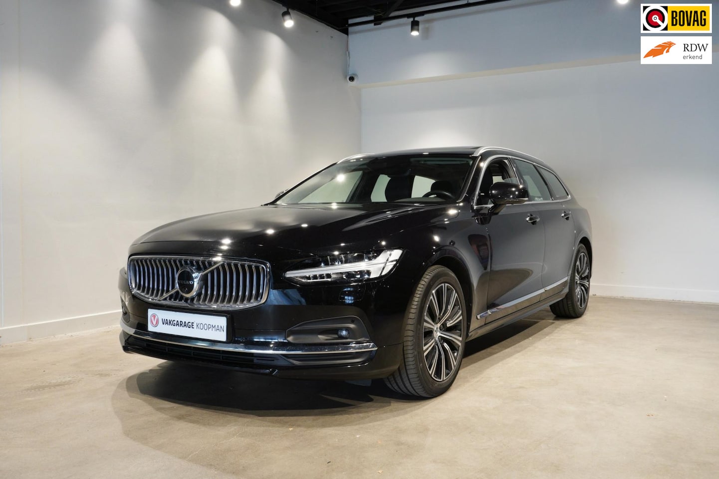 Volvo V90 - 2.0 B4 Inscription Pano,Stoelverwarming,Trekhaak - AutoWereld.nl