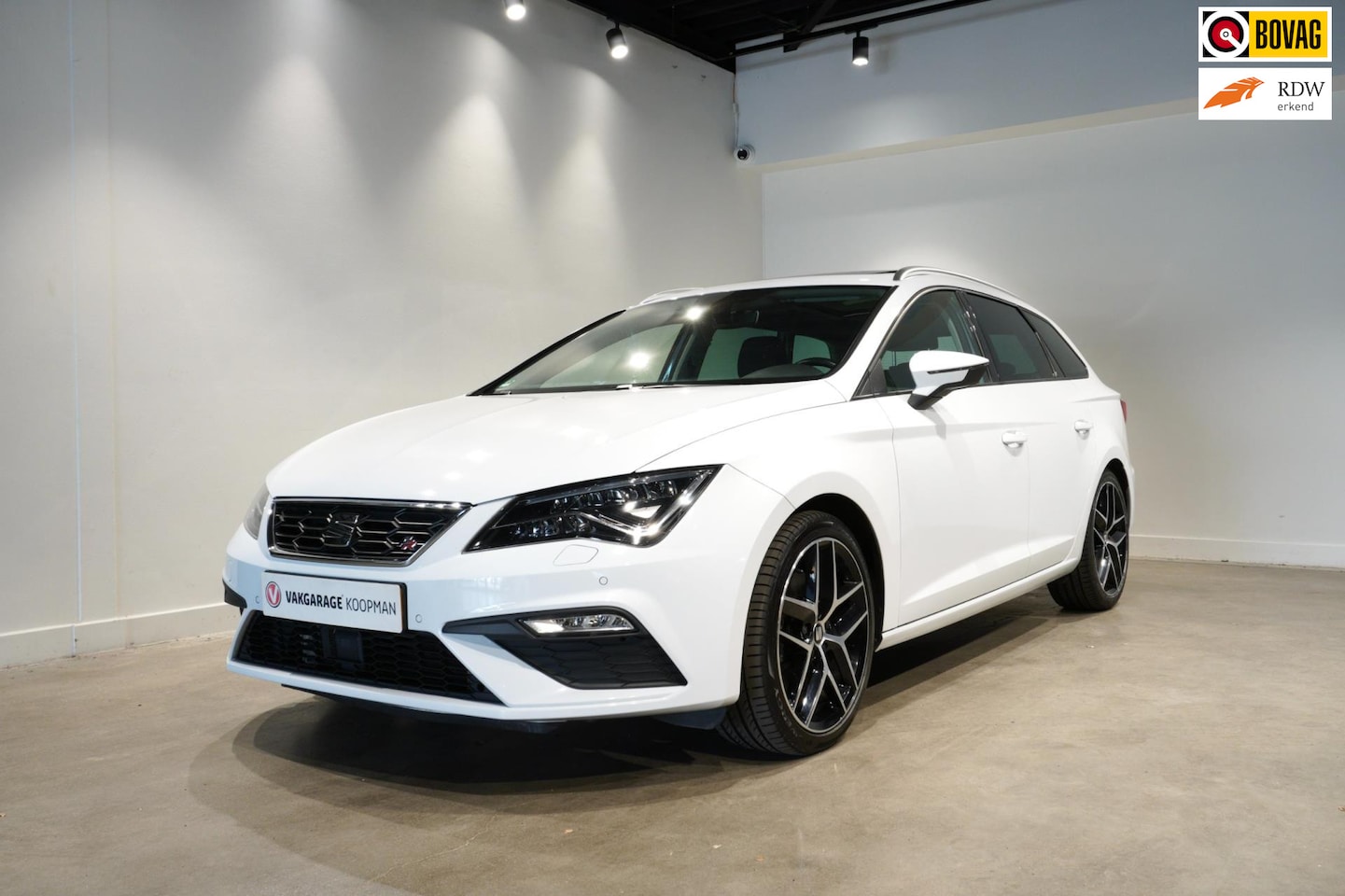 SEAT Leon ST - 2.0 TSI FR Virtual,Pano,Trekhaak - AutoWereld.nl