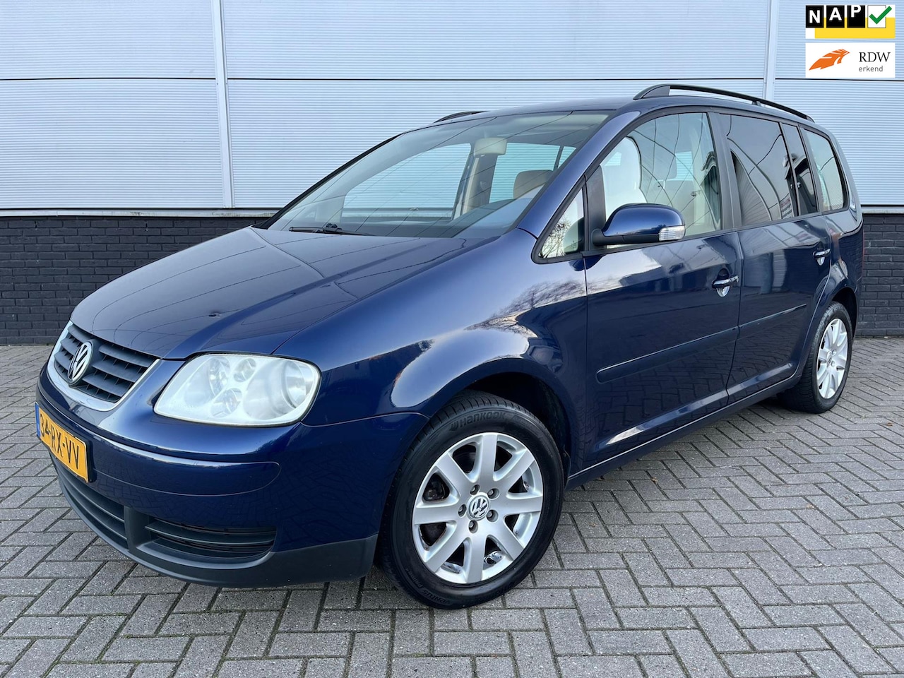 Volkswagen Touran - 1.6-16V FSI 7 zitplaatsen - clima - trekhaak - cruise control - NAP - Lm velgen - AutoWereld.nl