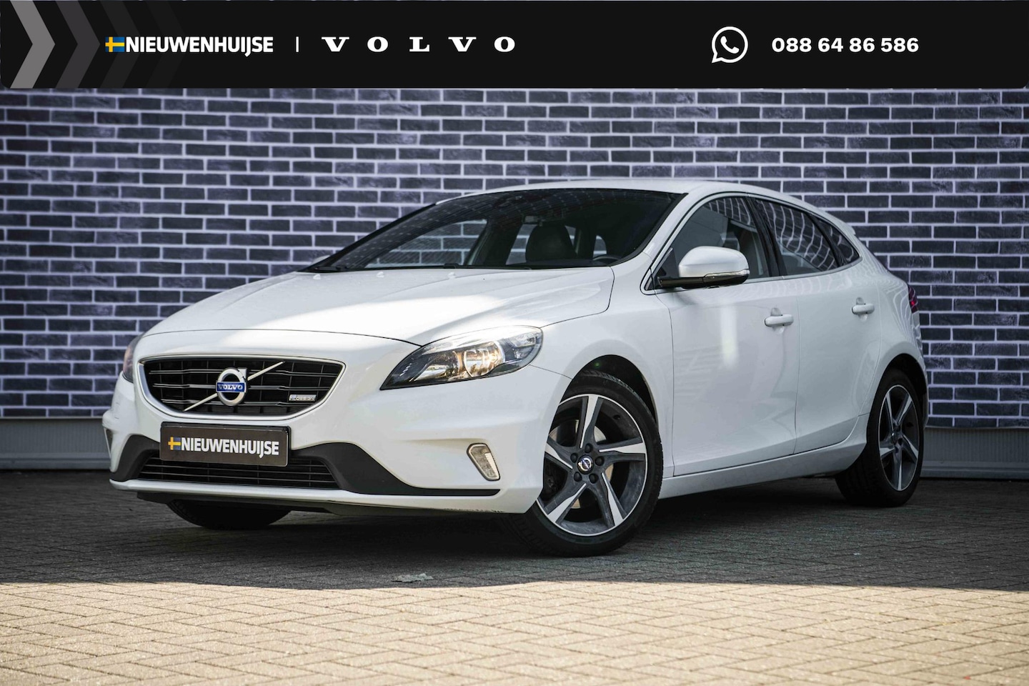 Volvo V40 - 1.6 T3 R-Design | Trekhaak | Parkeersensoren achter | Climate control | High performance a - AutoWereld.nl