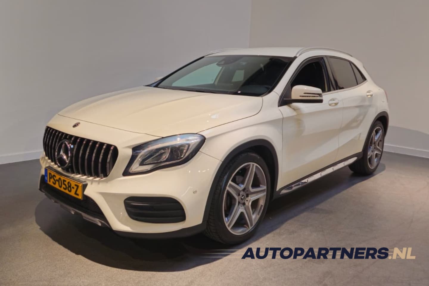 Mercedes-Benz GLA-Klasse - 180 Business Solution AMG style - Navi - 19" LM AMG Velgen - Achteruitrijcamera - Leder - AutoWereld.nl