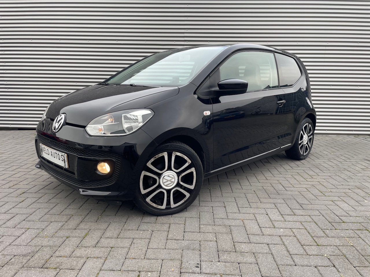 Volkswagen Up! - 1.0 BLACK up navi / cruise / lmv / 75 pk - AutoWereld.nl