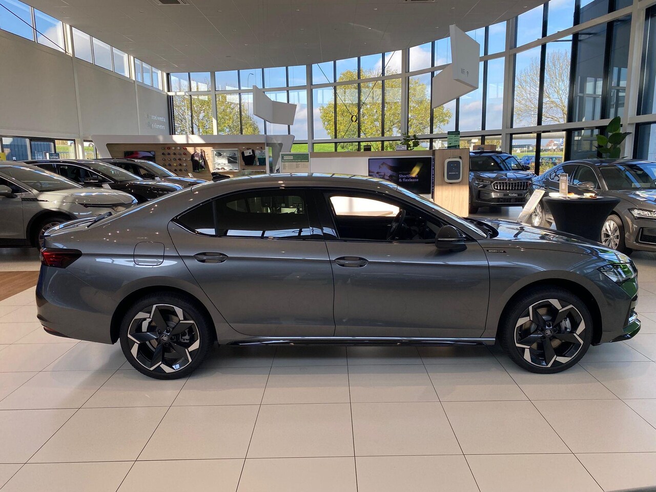 Skoda Superb - 1.5 TSI PHEV Sportline Business 204 PK | Hatchback | Metallic lak | Lichtmetalen velgen 19 - AutoWereld.nl