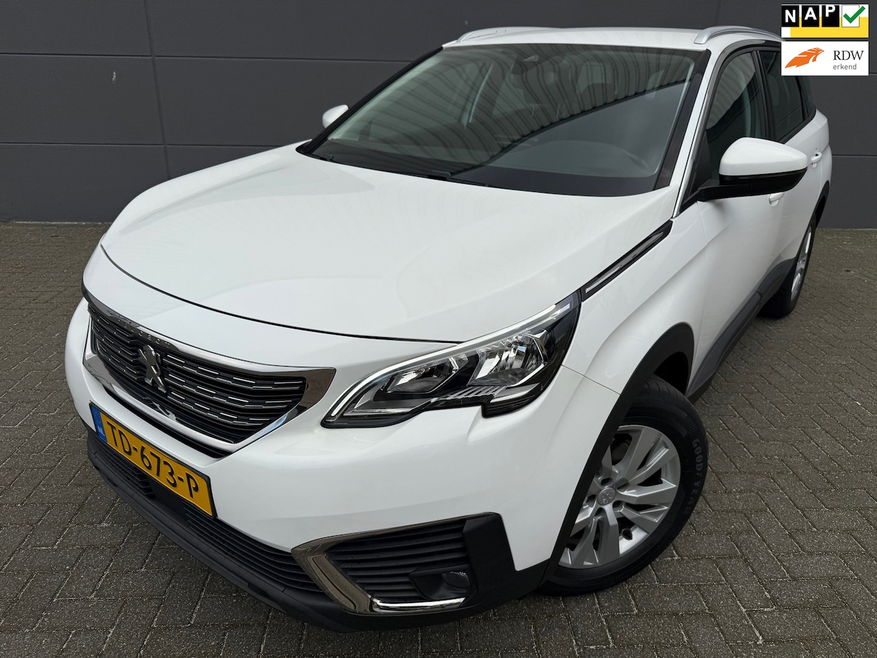 Peugeot 5008 - 1.2 PureTech Blue Lease Executive*NAVI*APK*NAP*Climat-Airco*Cruise*Park-sensoren*Bluetooth - AutoWereld.nl