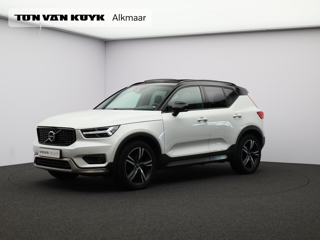 Volvo XC40 - T3 Automaat R-Design / Trekhaak / Pan. dak / 360 camera/ Ext. styling / Privacy glass / Ca - AutoWereld.nl