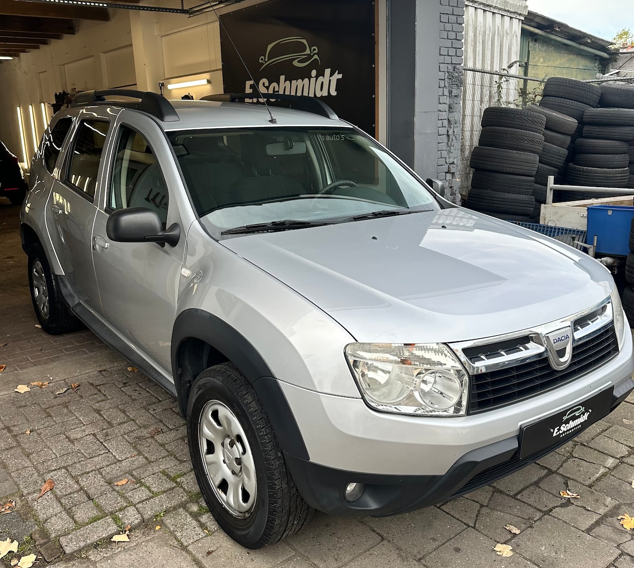 Dacia Duster - 1.6 Lauréate 2wd Kleine rijd bare schade achterkant - AutoWereld.nl